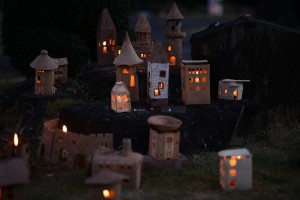 素焼きの町の光のオブジェ