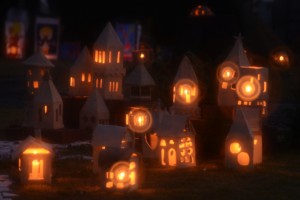 素焼きの町の光のオブジェ