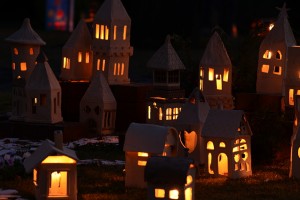 素焼きの町の光のオブジェ