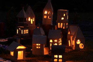 素焼きの町の光のオブジェ