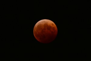 月食の赤い月