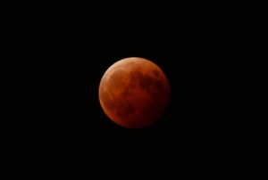 月食の赤い月
