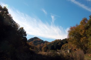 里山と秋の空