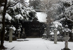 神社に降る雪