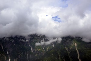 雲に襲われる山