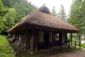 茅葺屋根の民家