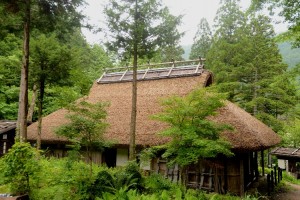 茅葺屋根の民家