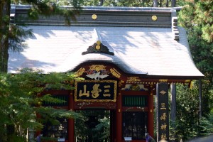 三峯神社の門