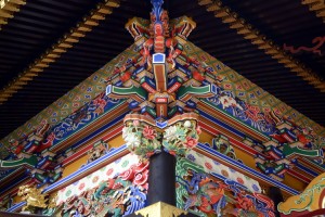 三峯神社の拝殿の装飾