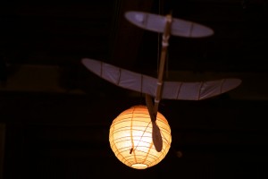 プラ飛行機と明かり