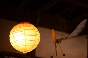 プラ飛行機と明かり