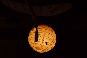 プラ飛行機と明かり