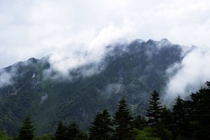 雲に襲われる山