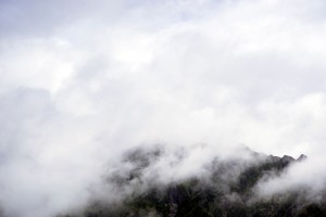 雲に襲われる山