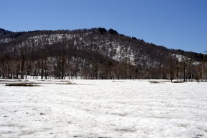 尾瀬ヶ原の雪原と回りの山