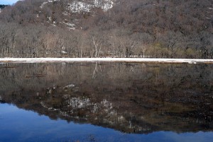  尾瀬ヶ原湖に写る山