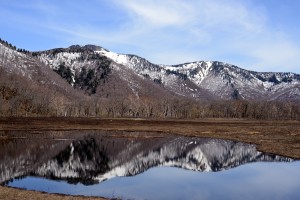  尾瀬ヶ原湖に写る山