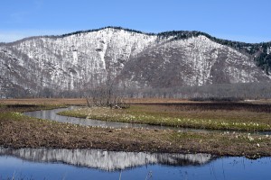  尾瀬ヶ原湖に写る山