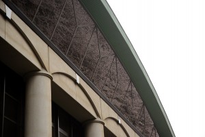 巨大ガラス窓に映る桜