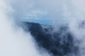 志賀高原・山に雲