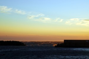 夕暮れの荒れた外海