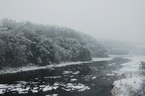 川に降る雪