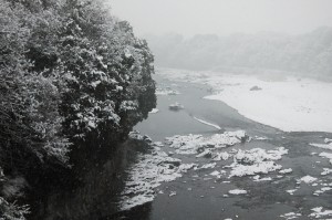 川に降る雪