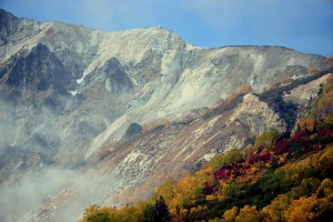 裸の山肌と紅葉