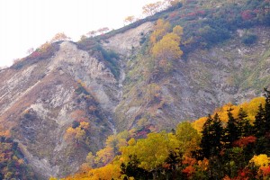 裸の山肌と紅葉