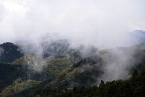 雲湧く山