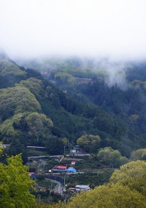 雲湧く山