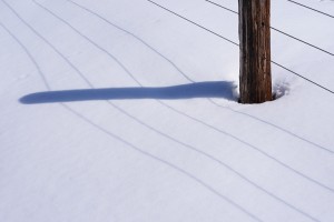 雪の上の影