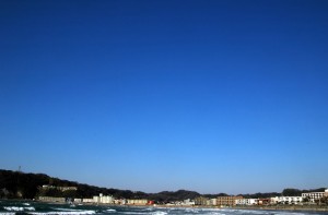 逗子の海岸と青い空
