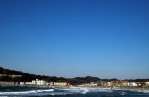 逗子の海岸と青い空